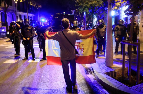A pro unity demonstrator displays a Spanish flag to Catalan Regional Police officers during a protest after the Catalan regional parliament declared independence from Spain in Barcelona, Spain, October 27, 2017 A pro unity demonstrator displays a Spanish flag to Catalan Regional Police officers during a protest after the Catalan regional parliament declared independence from Spain in Barcelona, Spain, October 27, 2017 - Sputnik International