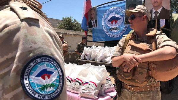 Servicemen of the Russian Center for Reconciliation of Opposing Sides in Syria hand out humanitarian aid in Jiba in the Quneitra province, Syria Servicemen of the Russian Center for Reconciliation of Opposing Sides in Syria hand out humanitarian aid in Jiba in the Quneitra province, Syria - Sputnik International