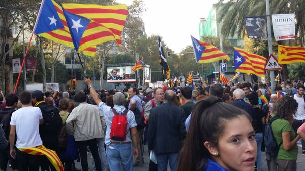 Pro-independence supporters near the building of the parliament of Catalonia. - Sputnik International