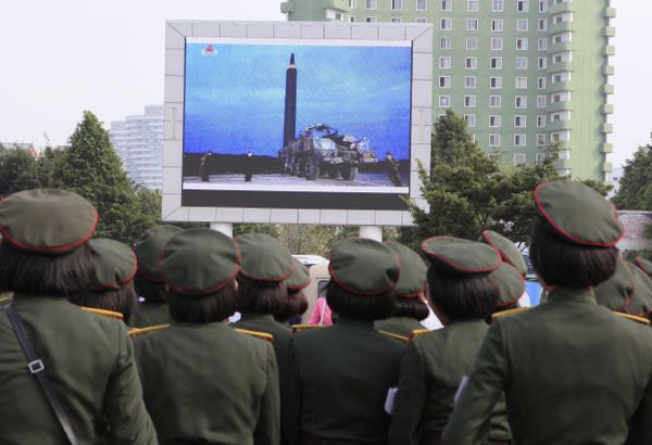 People fill the square of the main railway station to watch a televised news broadcast of the test-fire of an inter-continental ballistic rocket Hwasong-12, Wednesday, August 30, 2017, in Pyongyang, North Korea - Sputnik International
