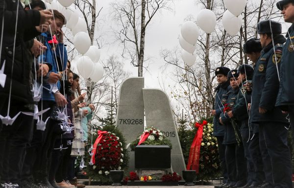 People attend an opening ceremony of a monument commemorating victims of the crash of Metrojet Airbus A321 in Egypt's Sinai peninsula in 2015, in St. Petersburg, Russia October 28, 2017 People attend an opening ceremony of a monument commemorating victims of the crash of Metrojet Airbus A321 in Egypt's Sinai peninsula in 2015, in St. Petersburg, Russia October 28, 2017 - Sputnik International