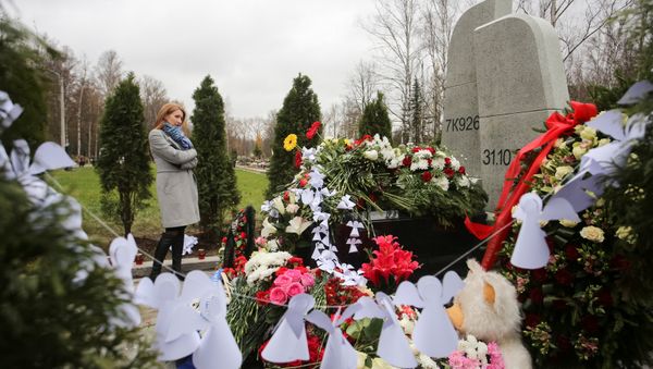 A woman attends an opening ceremony of a monument commemorating victims of the crash of Metrojet Airbus A321 in Egypt's Sinai peninsula in 2015, in St. Petersburg, Russia October 28, 2017 - Sputnik International