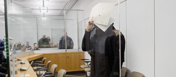 Abu Walaa covers his face while waiting at the High Regional Court of Celle, Germany, Tuesday, Sept.. 26, 2017. The 33-year-old Iraqi citizen and four fellow suspects are accused of membership in a terrorist organization, terror financing and public incitement to commit crimes. Abu Walaa, allegedly recruited young Muslims in Germany, and raised funds to send them to Syria and Iraq to join IS group Abu Walaa covers his face while waiting at the High Regional Court of Celle, Germany, Tuesday, Sept.. 26, 2017. The 33-year-old Iraqi citizen and four fellow suspects are accused of membership in a terrorist organization, terror financing and public incitement to commit crimes. Abu Walaa, allegedly recruited young Muslims in Germany, and raised funds to send them to Syria and Iraq to join IS group - Sputnik International