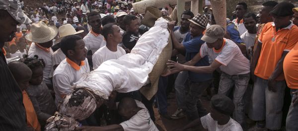 People carry a body wrapped in a sheet as they take part in a funerary tradition called the Famadihana in the village of Ambohijafy, a few kilometres from Antananarivo, on September 23, 2017 People carry a body wrapped in a sheet as they take part in a funerary tradition called the Famadihana in the village of Ambohijafy, a few kilometres from Antananarivo, on September 23, 2017 - Sputnik International