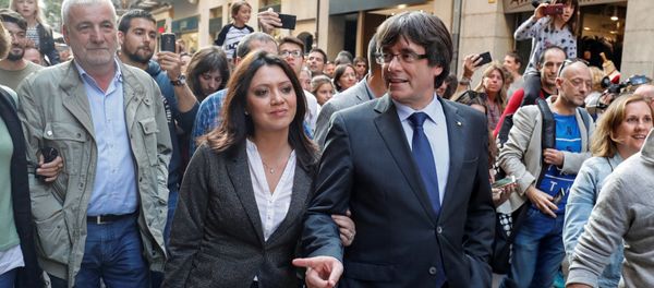 Sacked Catalan President Carles Puigdemont walks with his wife Marcela Topor during a walkabout through the center the day after the Catalan regional parliament declared independence from Spain in Girona, Spain, October 28, 2017 - Sputnik International