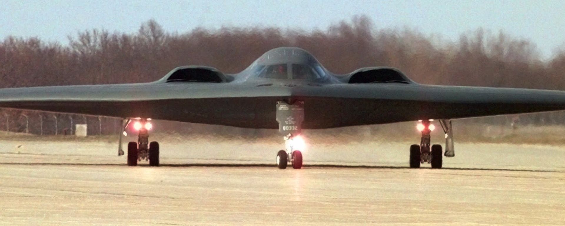 A B-2 stealth bomber taxis at Whiteman Air Force Base in Knob Noster, Mo. A B-2 stealth bomber taxis at Whiteman Air Force Base in Knob Noster, Mo. - Sputnik International, 1920, 01.03.2022