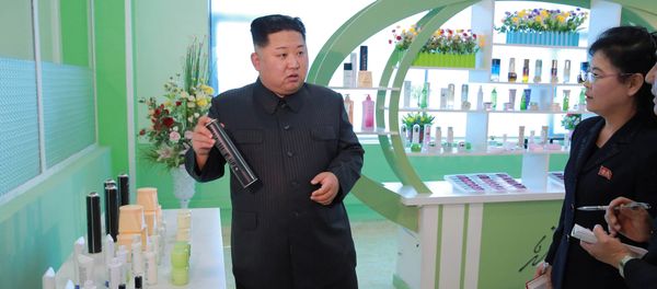 North Korean leader Kim Jong Un visits a cosmetics factory in Pyongyang - Sputnik International