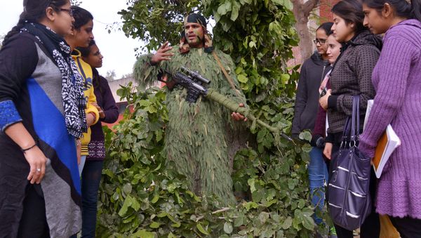 An Indian army soldier explains the use of a Sniper Rifle to university students (File) - Sputnik International