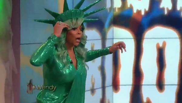 Wendy Williams faints during live taping of The Wendy Williams Show on October 31, 2017 - Sputnik International