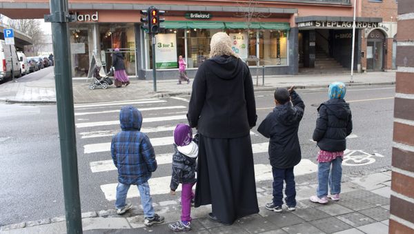A norwegian muslim family is pictured at a crossroad in Oslo on April 21, 2012 A norwegian muslim family is pictured at a crossroad in Oslo on April 21, 2012 - Sputnik International
