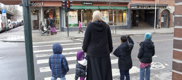 A norwegian muslim family is pictured at a crossroad in Oslo on April 21, 2012 A norwegian muslim family is pictured at a crossroad in Oslo on April 21, 2012 - Sputnik International