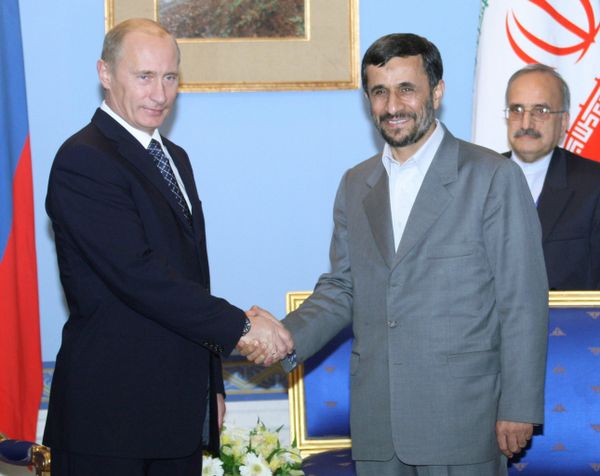 October 16, 2007. Russian President Vladimir Putin, left, and Iranian President Mahmoud Ahmadinejad meet at Saadabad Palace in Tehran. (File) - Sputnik International