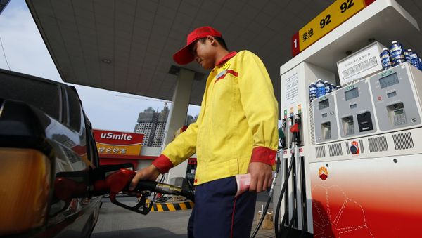 Worker fills a car up with gas at the state-owned PetroChina gas station in Shanghai, China. (File) - Sputnik International