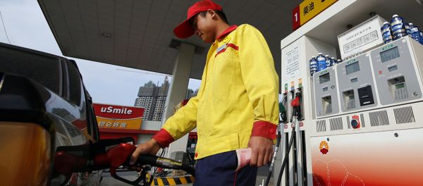 Worker fills a car up with gas at the state-owned PetroChina gas station in Shanghai, China. (File) Worker fills a car up with gas at the state-owned PetroChina gas station in Shanghai, China. (File) - Sputnik International
