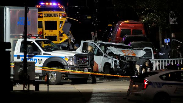 Police investigate a pickup truck used in an attack on the West Side Highway in Manhattan, New York, US, November 1, 2017. - Sputnik International