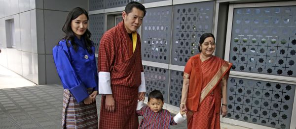 Indian External Affairs Minister Sushma Swaraj, right, poses with Bhutan’s King Jigme Khesar Namgyal Wangchuck, second left, Queen Jetsun Pema, left and their son prince Jigme Namgyel Wangchuck after receiving them at the airport in New Delhi, India - Sputnik International