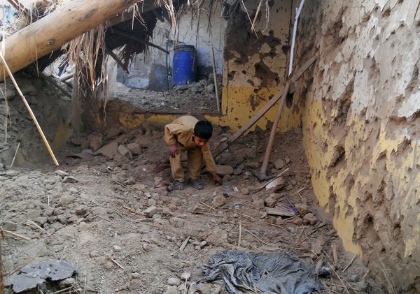 A Pakistani child sifts through rubble at a destroyed religious seminary belonging to the Haqqani network after a US drone strike in the Hangu district of Khyber Pakhtunkhwa province. (File) - Sputnik International