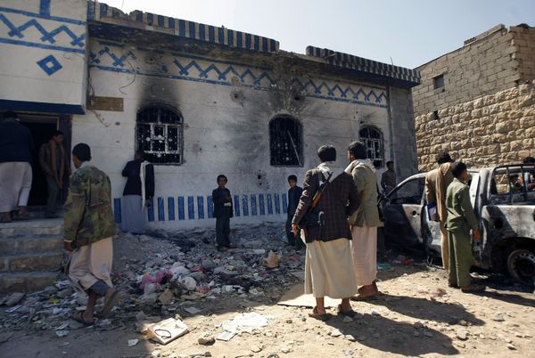 Yemenis look at a building damaged during a police raid on a hideout of al-Qaida militants in Arhab region, north of Sanaa, Yemen. (File) - Sputnik International