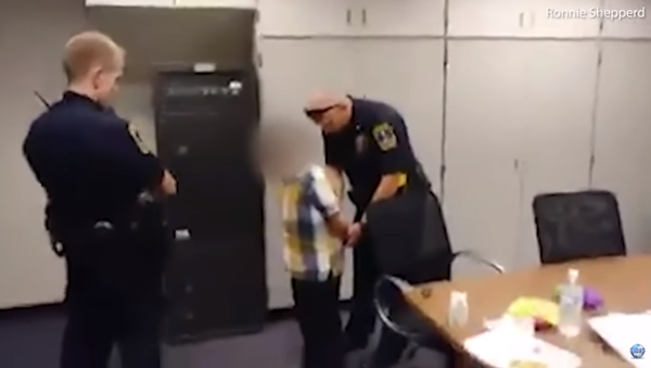 Father films son being arrested and handcuffed for fighting back against a bully in Indiana Father films son being arrested and handcuffed for fighting back against a bully in Indiana - Sputnik International