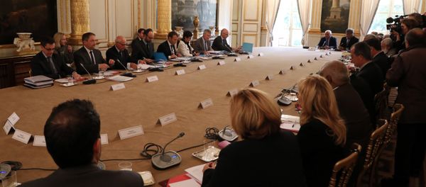French Prime Minister Edouard Philippe (4th L) and French President Emmanuel Macron (4th R) take part in a meeting with New Caledonia representatives in the Murat lounge, at the Elysee palace in Paris on October 30, 2017 - Sputnik International