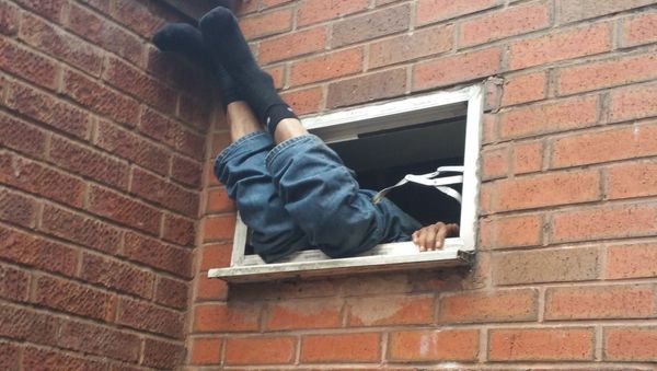 Police are investigating a suspected break-in at the DFC Chicken facility in Birmingham - Sputnik International