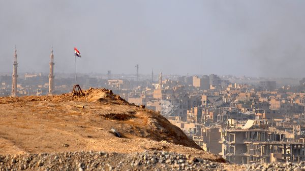 A general view of the eastern Syrian city of Deir Ezzor during an operation by Syrian government forces against Islamic State (IS) group jihadists on November 2, 2017 - Sputnik International