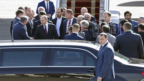 Russian President Vladimir Putin is welcomed by Iranian and Russian officials upon arrival at Mehrabad Airport in Tehran, Iran, Wednesday, Nov. 1, 2017 Russian President Vladimir Putin is welcomed by Iranian and Russian officials upon arrival at Mehrabad Airport in Tehran, Iran, Wednesday, Nov. 1, 2017 - Sputnik International