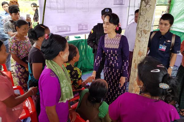 Myanmar State Counselor Aung San Suu Kyi (C) meets with Myo ethnic people in northern Maungdaw, Myanmar's Rakhine State - Sputnik International