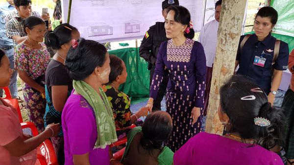 Myanmar State Counselor Aung San Suu Kyi (C) meets with Myo ethnic people in northern Maungdaw, Myanmar's Rakhine State Myanmar State Counselor Aung San Suu Kyi (C) meets with Myo ethnic people in northern Maungdaw, Myanmar's Rakhine State - Sputnik International