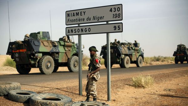 This Feb. 6, 2013, file photo shows French armoured vehicles heading towards the Niger border before making a left turn north in Gao, northern Mali. - Sputnik International
