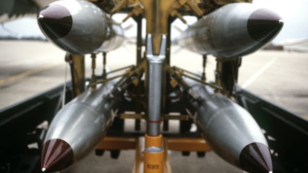 A frontal view of four B-61 nuclear free-fall bombs on a bomb cart - Sputnik International