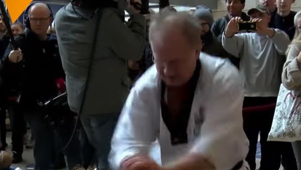 Smashing record! 123 coconuts in a minute - Sputnik International