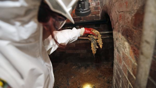 Thames Water field operation manager Natalie Stearn holds a piece of the Fatberg in an 1852-built sewer at Westminster in London, Monday, Sept. 25, 2017 - Sputnik International