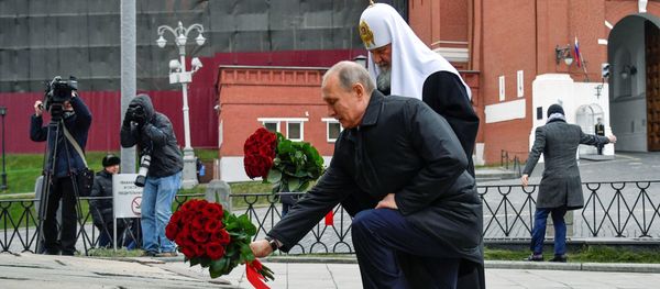Russian President Vladimir Putin, foreground, and Russian Orthodox Church Patriarch Kirill lay flowers at the monument of Minin and Pozharsky at Red Square in Moscow, during National Unity Day in Moscow, Russia, Saturday, Nov. 4, 2017 - Sputnik International