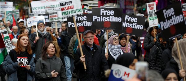 Demonstrators marching for Palestine solidarity head towards Parliament Square, in central London, Britain November 4, 2017. - Sputnik International