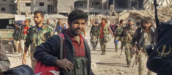 Syrian soldiers, and pro-government forces, are seen in front of damaged buildings in the eastern Syrian city of Deir Ezzor on November 3, 2017 Syrian soldiers, and pro-government forces, are seen in front of damaged buildings in the eastern Syrian city of Deir Ezzor on November 3, 2017 - Sputnik International