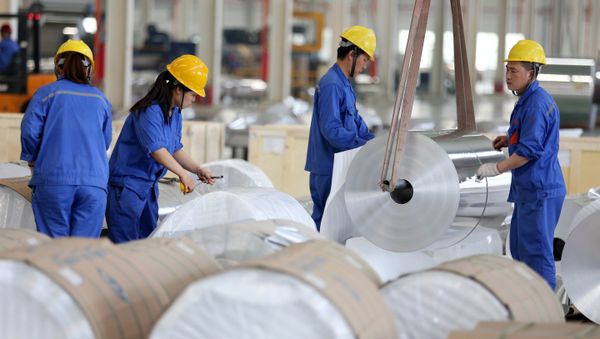 This file picture taken on May 20, 2017 shows Chinese workers packaging rolls of aluminium at an aluminium production plant in Huaibei, east China's Anhui province - Sputnik International
