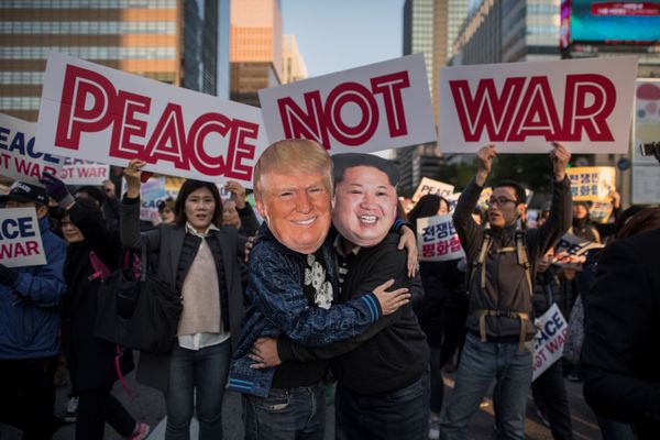 Demostrators dressed as North Korean leader Kim Jong-Un (R) and US President Donald Trump (L) embrace during a peace rally in Seoul on November 5, 2017 - Sputnik International