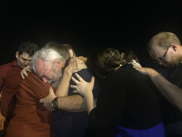 Several Hundred People Attend Candlelight Vigil to Honor Texas Church Shooting Victims - Sputnik International