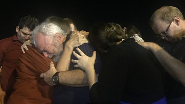 Several Hundred People Attend Candlelight Vigil to Honor Texas Church Shooting Victims - Sputnik International