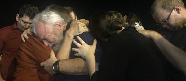 Several Hundred People Attend Candlelight Vigil to Honor Texas Church Shooting Victims - Sputnik International
