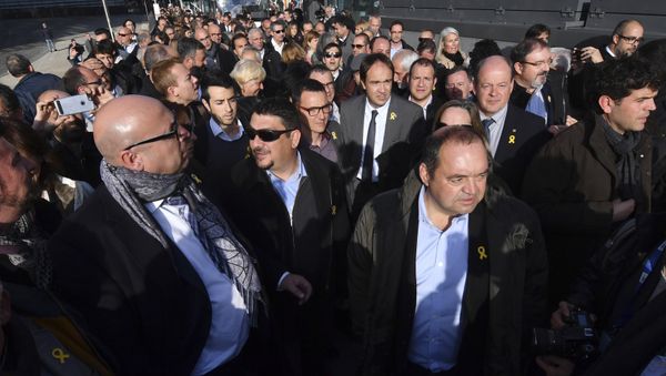 Catalan mayors arrive outside the European Commission headquarters in support of the ousted Catalan government in Brussels, Belgium - Sputnik International