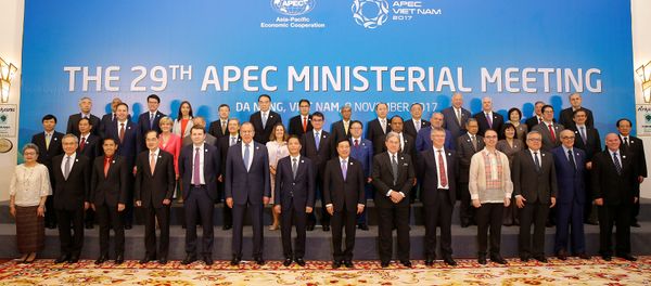 Ministers gather for a group photo after the APEC Ministerial Meeting (AMM) ahead of the Asia-Pacific Economic Cooperation (APEC) Summit leaders meetings in Danang, Vietnam, November 8, 2017 - Sputnik International