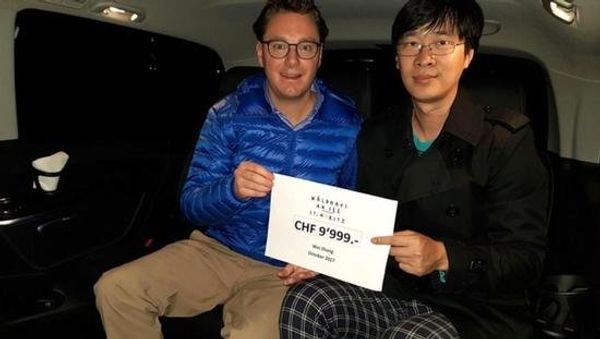 Hotel owner Sandro Bernascon is pictured alongside Zhang Wei - Sputnik International