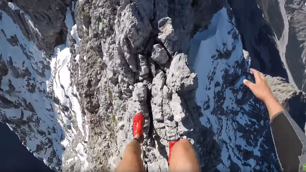Daredevil’s Dash on Narrow Bavarian Mountain Ridge - Sputnik International