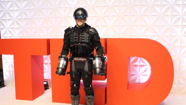 Gravity founder Richard Browning fields questions about his personal flight suit at a TED Conference in Vancouver, Canada, on April 27, 2017 - Sputnik International