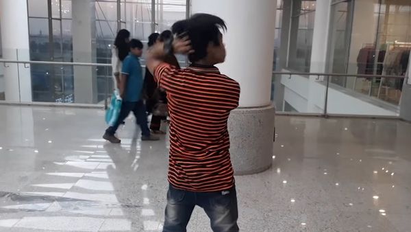 Pakistani Boy Turns Head Like Owl Pakistani Boy Turns Head Like Owl - Sputnik International