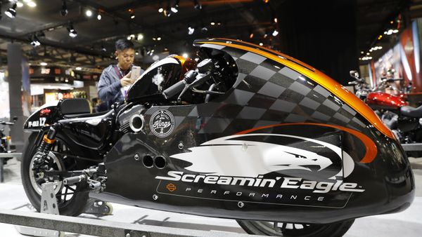 A man takes photos of the Harley Davidson Screamin' Eagle motorbike at the EICMA exhibition motorcycling fair in Milan, Italy, Tuesday, Nov. 7, 2017 - Sputnik International