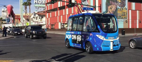 A driverless shuttle bus rolls down a street in Las Vegas A driverless shuttle bus rolls down a street in Las Vegas - Sputnik International