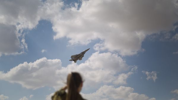 In this Wednesday, Nov. 8, 2017 photo, An Israeli soldier looks at an F-15s of the Knights of the twin tail 133 squadron takes off from Ovda airbase near Eilat, southern Israel,during the 2017 Blue Flag exercise. Israel's military is holding the largest ever air drill of its kind with pilots from eight countries simulating combat scenarios. It said Thursday that Germany, India and France are taking part for the first time in the two week drill codenamed blue flag, held every two years. - Sputnik International